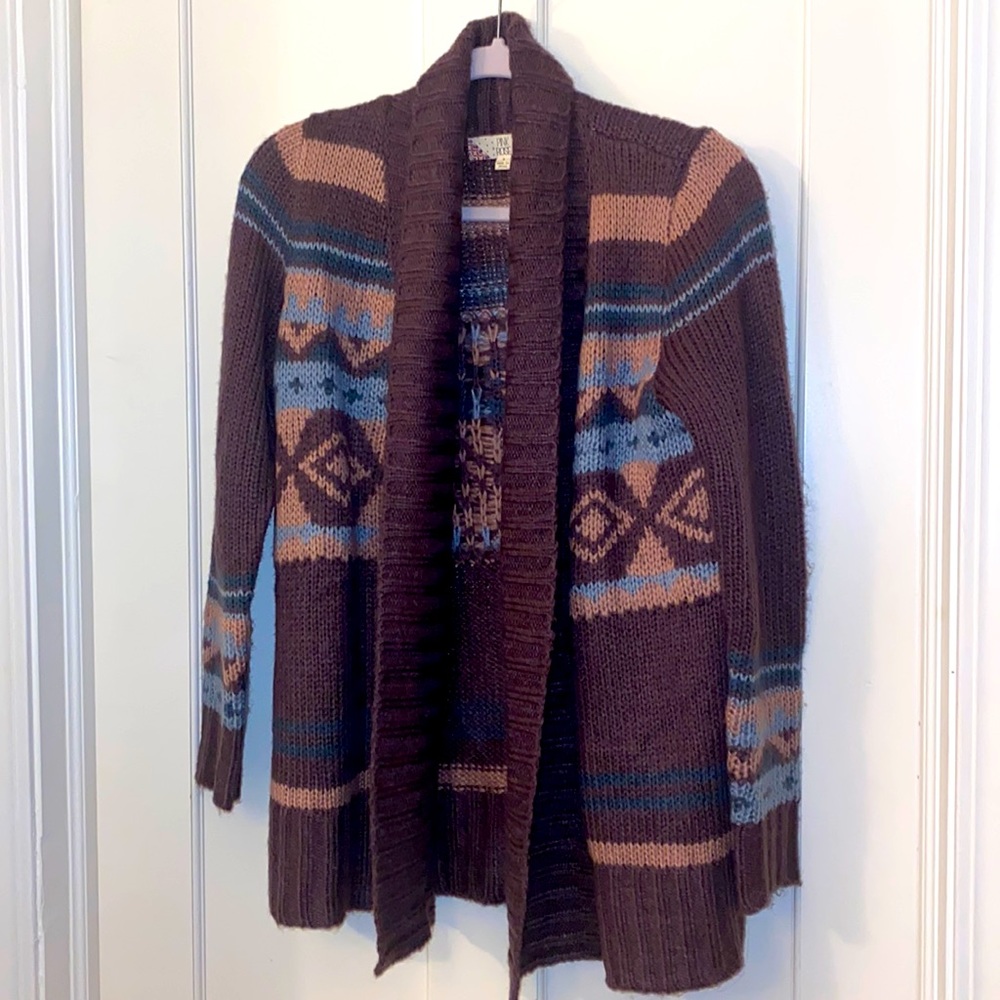 EUC Pink Rose 💯 acrylic wool-like boho shawl sweater, Small.
